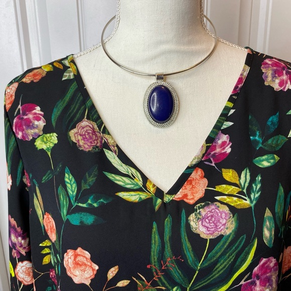 Chelsea & Theodore Womens Long-Sleeve Black Floral V-Neck Blouse, Size Medium - Picture 3 of 6